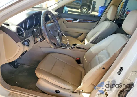 2012 Mercedes-Benz C 250 z USA, uszkodzony, nr VIN WDDGF4HB2CR205299